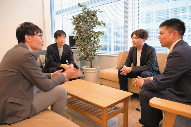 育休を通じて感じたことを語り合う男性育休取得者座談会の様子を
社内イントラネットで公開