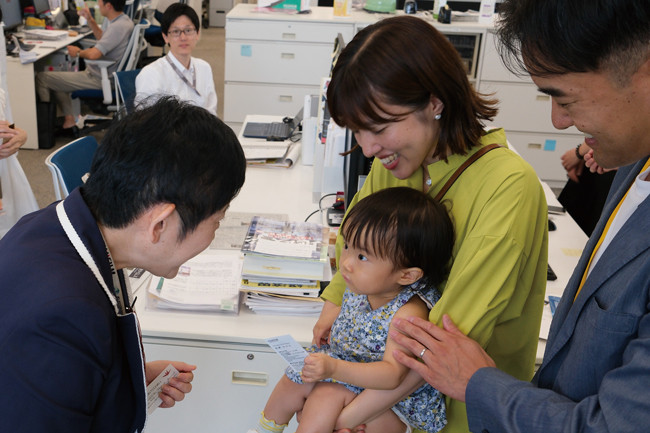 各拠点で開催されているファミリーデーでは、家族の職場にも訪問し、交流